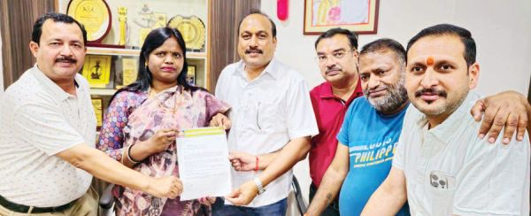 कैट ने बदहाल यातायात व्यवस्था को दुरुस्त करने महापौर को सौंपा ज्ञापन