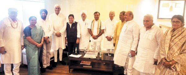 अहमदाबाद कांग्रेस अधिवेशन के लिए कांग्रेस दल रवाना