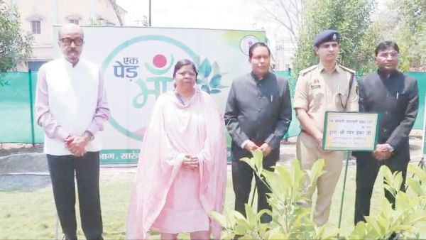 राज्यपाल डेका ने मां के नाम एक पौधारोपण किया
