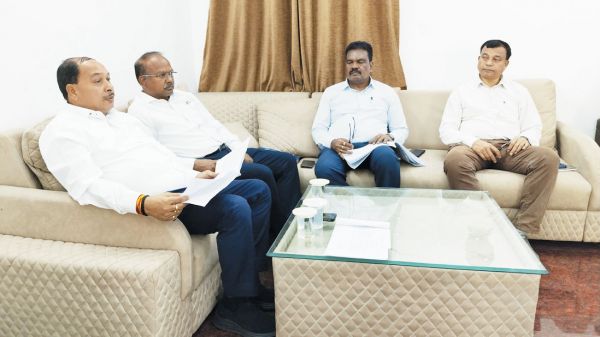 सडक़ निर्माण में देरी पर भडक़े ईएनसी