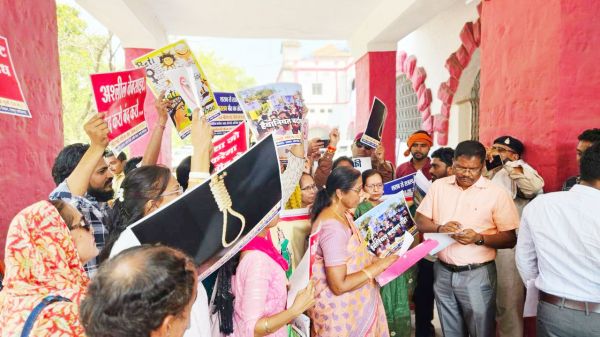 बच्ची से रेप-हत्या, धरना-प्रदर्शन, रैली निकाल ज्ञापन सौंपा