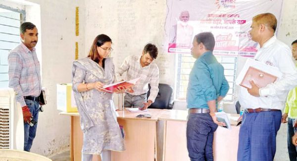 सुशासन तिहार : कलेक्टर व जिपं सीईओ ने पंचायतों का किया निरीक्षण