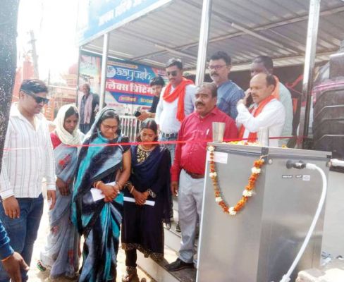 नवनिर्मित यात्री प्रतीक्षालय में वाटर कूलर का उद्घाटन