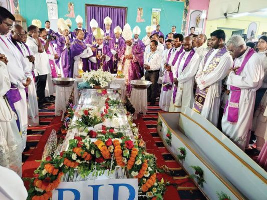 पूर्व महाधर्माध्यक्ष पास्कल टोपनो का अंतिम संस्कार, सैकड़ों ने दी श्रद्धांजलि