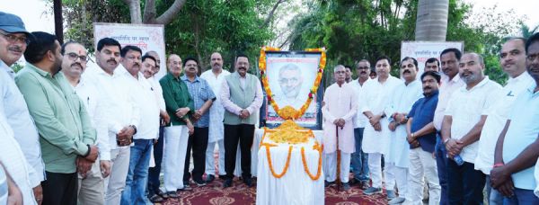 रविशंकर त्रिपाठी को दी श्रद्धांजलि