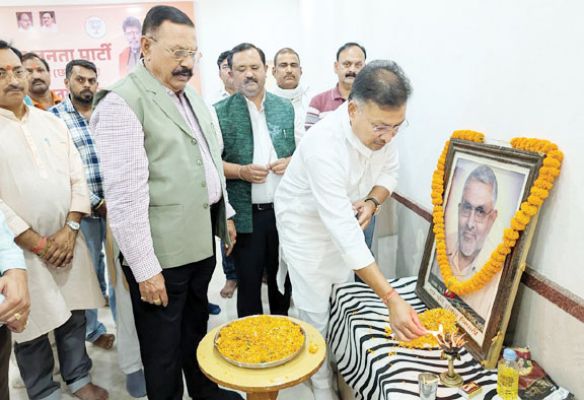 पूर्व विधायक रविशंकर त्रिपाठी की पुण्यतिथि, भाजपा सरगुजा ने दी श्रद्धांजलि