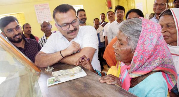 बुजुर्ग महिला बोली कलेक्टर बाबू ले न पैसा गिनदे...