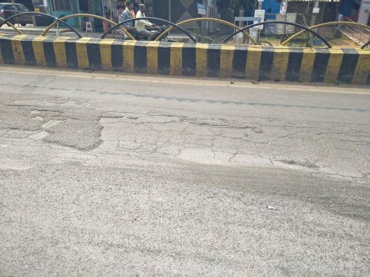 जर्जर सडक़ से परेशानी