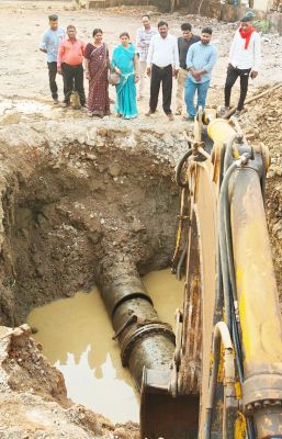 फूटे पाईप लाईन सुधार कार्य जारी, देर शाम तक पानी सप्लाई सामान्य होने की संभावना