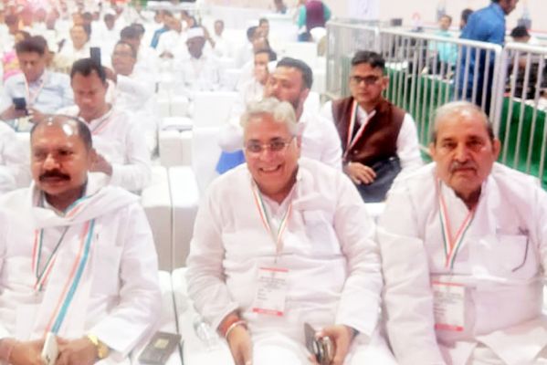 अहमदाबाद कांग्रेस अधिवेशन  में शामिल हुए अरुण वोरा