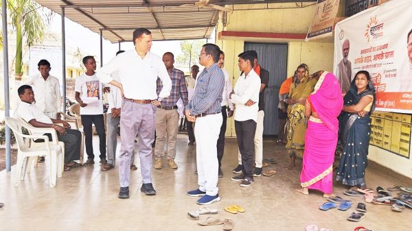 संभागायुक्त ने ग्रामीणों की मांगों और समस्याओं की ली जानकारी
