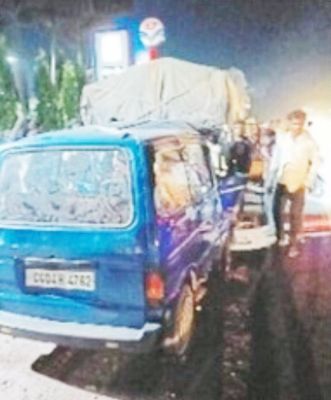 ट्रक में जा घुसी वैन, पति-पत्नी समेत 3 जख्मी