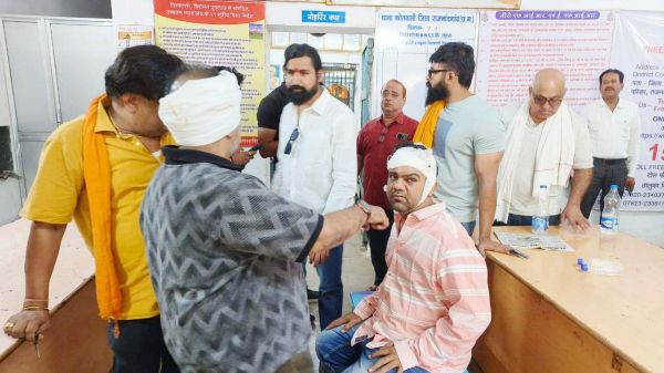 आलू व्यापारी पर ऑटो चालक ने डंडे से किया हमला, नाराज कारोबारियों ने घेरा थाना