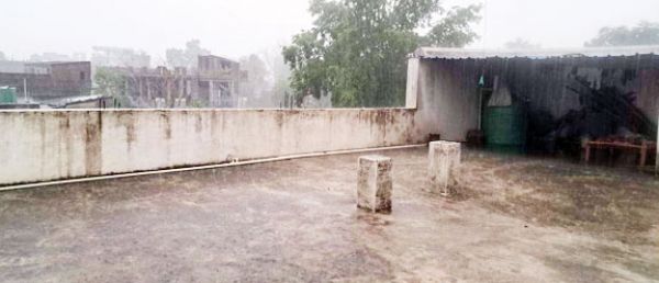 तेज हवा के साथ बारिश