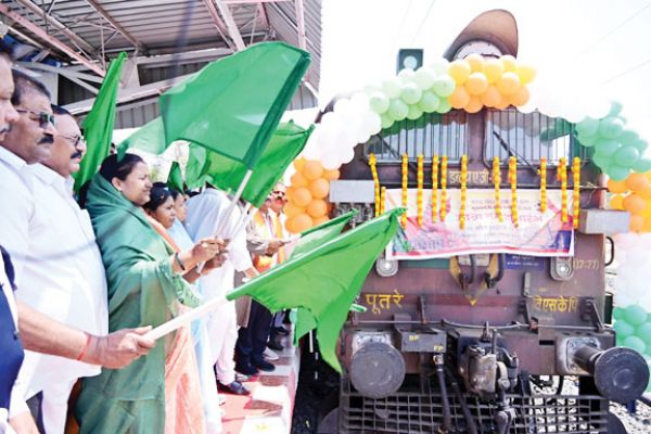 मंत्री लक्ष्मी राजवाड़े ने झंडी दिखाकर भारत गौरव टूरिस्ट ट्रेन को किया रवाना, तीर्थयात्रियों को दी शुभकामनाएं