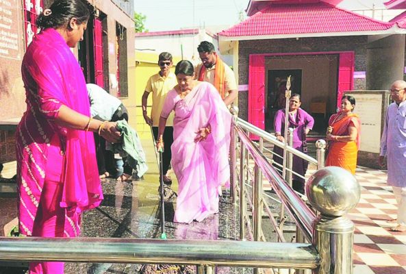 पशुपति नाथ मंदिर परिसर की साफ-सफाई