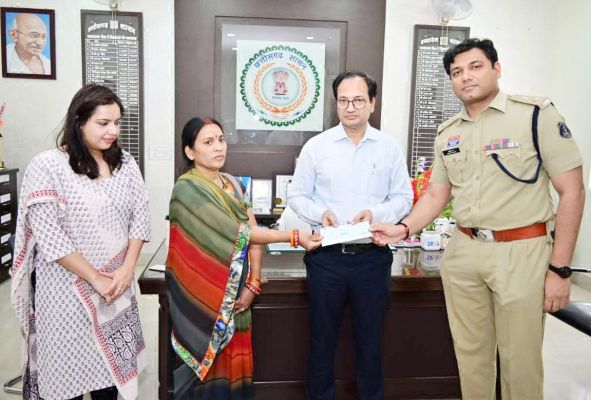कलेक्टर ने भेंट किया  3 लाख का चेक