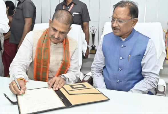 खनिज निगम अध्यक्ष सौरभ सिंह ने पद सम्हाला सीएम ने दी बधाई