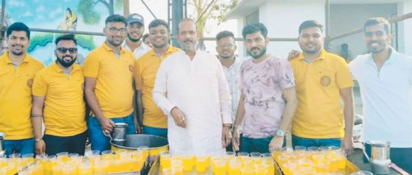 महावीर जयंती पर शरबत वितरण