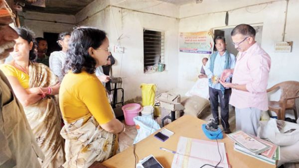 कलेक्टर ने पीडीएस दुकान का किया निरीक्षण, कहा-लापरवाही बर्दाश्त नहीं