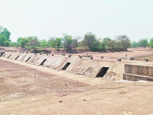 भयावह जलसंकट से अप्रैल में सूखे एनीकट