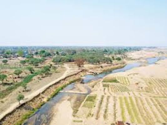 300 एकड़ में बसे गांव की 35 एकड़ जमीन नदी में समा चुकी है...
