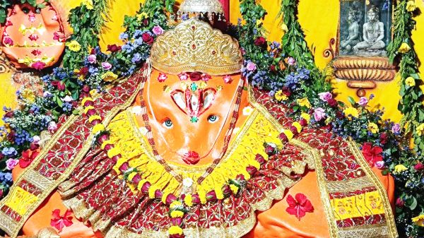 जय हनुमान की गूंज के साथ मंदिरों में चालीसा और भजन का दिनभर चला दौर