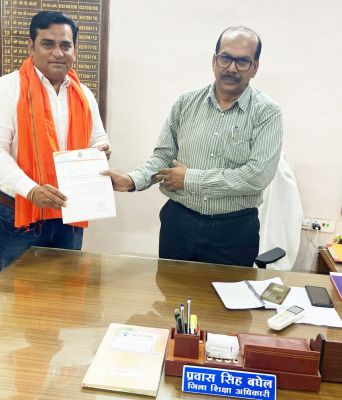 हेल्फ  लाइन नंबर जारी करने आलोक ने सौंपा ज्ञापन