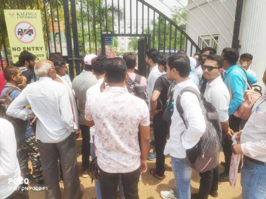 एम्स भर्ती परीक्षा में अव्यवस्था, खत्म होने के समय शुरू हुई