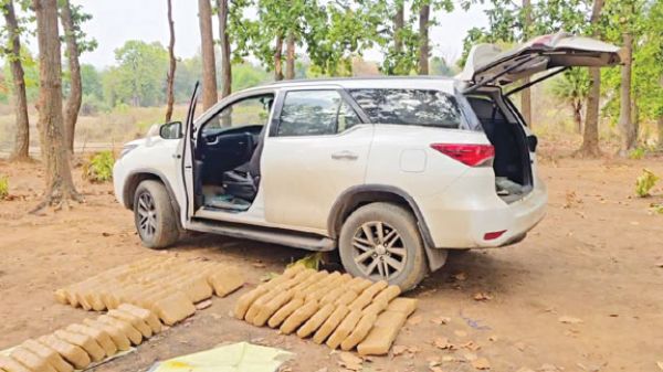 लग्जरी कार से 26 लाख का गांजा जब्त