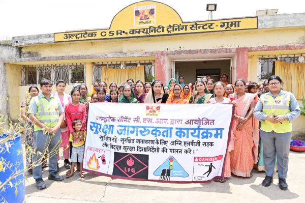 अल्ट्राटेक का विद्युत, सडक़, अग्नि और एलपीजी सुरक्षा पर जागरूकता कार्यक्रम