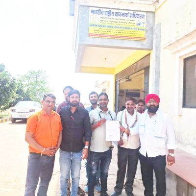 स्ट्रीट लाइट लगाने सौंपा ज्ञापन
