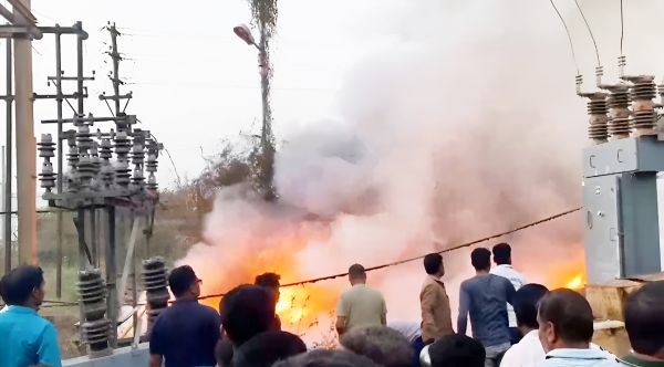 बिजली सबस्टेशन में भीषण आग, 800 मीटर जलकर राख, कई ट्रांसफार्मर डैमेज
