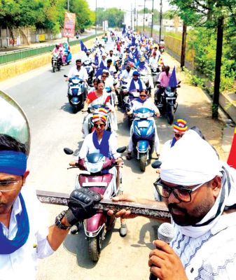   बौद्ध उपासकों ने निकाली बाइक रैली, रात केक कटिंग