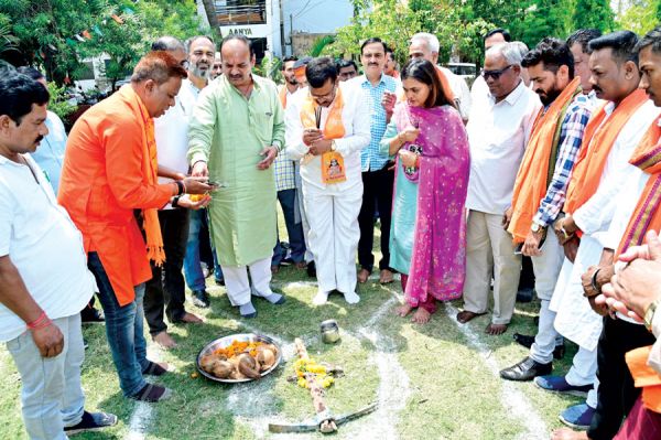 1 करोड़ में बगीचों की स्थिति सुधारने पहुंचे विधायक पेयजल संकट पर घिरे