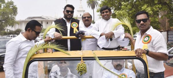 पाम संडे पर प्रभू यीशु के जयकारे करते हुए निकला जुलूस
