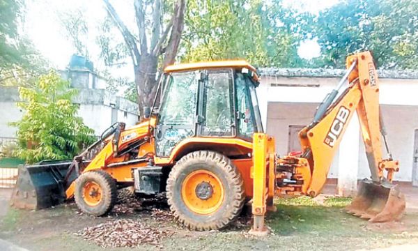 वन भूमि पर अवैध कब्जा कर फसल लगाने की तैयारी, जेसीबी जब्त
