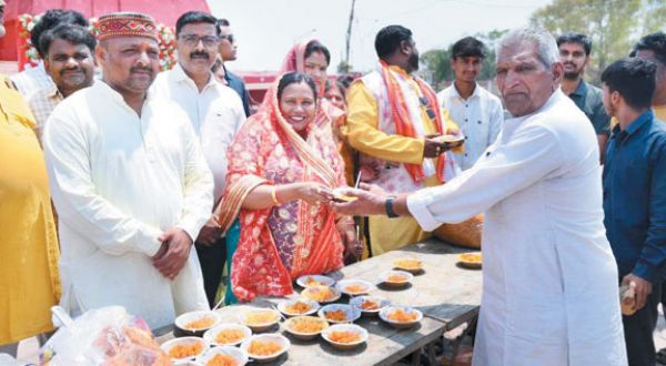 प्रतापपुर के प्राचीन सूर्य व हनुमान मंदिर में धूमधाम से मनाई हनुमान जयंती