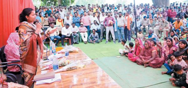 सुशासन तिहार: गांव चलो घर चलो के तहत मंत्री लक्ष्मी राजवाड़े का जनसंपर्क