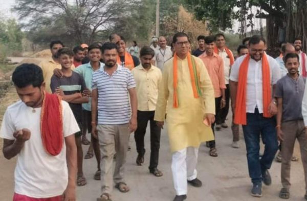 पूर्व विधायक जंघेल ने मुरई गांव का जाना हालचाल