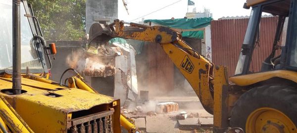 खुर्सीपार क्षेत्र में सीवरेज लाइन के ऊपर अतिक्रमण हटाया