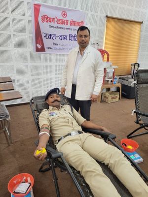 पुलिस जवानों ने किया रक्तदान, 20 यूनिट रक्त प्राप्त