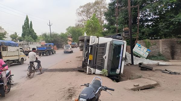 सीमेंट राखड़ से भरा ट्रेलर पलटा, ट्रांसफॉर्मर को नुकसान, ड्राइवर सुरक्षित