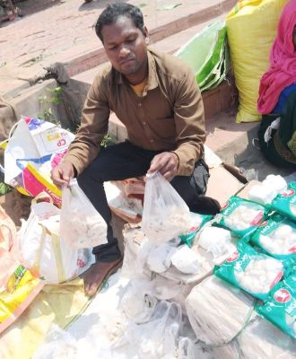 युवा किसान मशरूम की खेती से न केवल खुद  को, बल्कि पूरे गांव को बना रहा आत्मनिर्भर