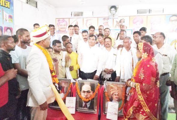 भाजपा-कांग्रेस ने मनाई अंबेडकर जयंती,  एक जोड़े ने किया संवैधानिक विवाह