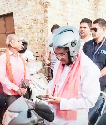 वैशाली नगर विधायक स्कूटी से पहले दिन पहुंचे खम्हरिया वार्ड