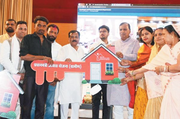 अंबेडकर जयंती पर पीएम आवास के हितग्राहियों को सौंपी चाबी