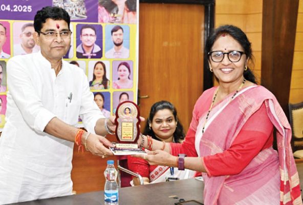 आपदा प्रबंधन व बचाव लेखन के लिए शिक्षिका मधु तिवारी सम्मानित