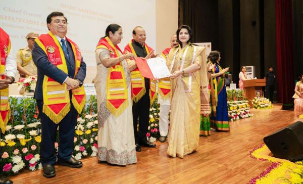 अधिवक्ता नौशिना स्वर्ण  पदक से सम्मानित