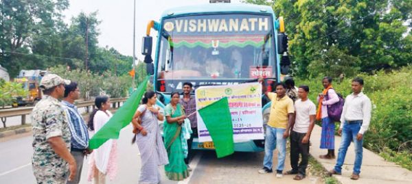 शैक्षणिक भ्रमण के लिए किसानों को झंडी दिखा किया रवाना